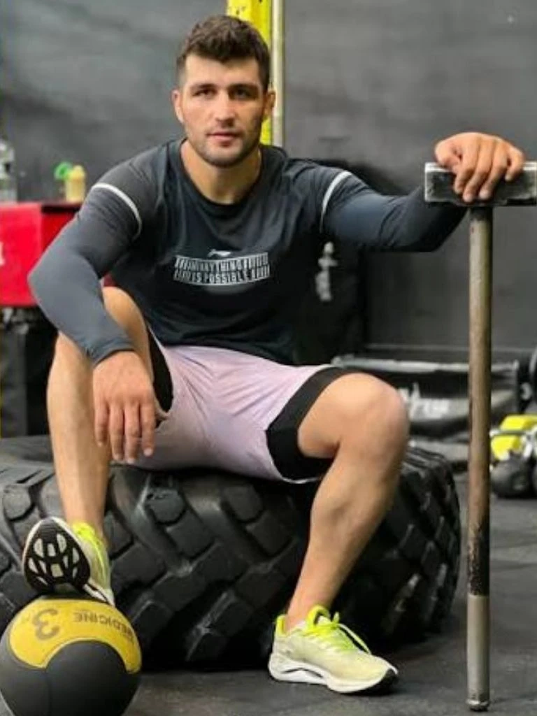 Pejman Poshtam Biography: Wiki, Age, Career, Height, Weight, Boyfriend, Net Worth & More